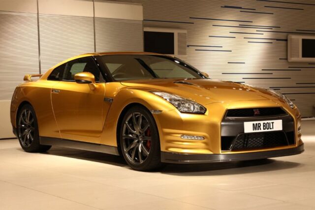 Gold Nissan GT R. Με την υπογραφή του Γιουσέιν Μπολτ.