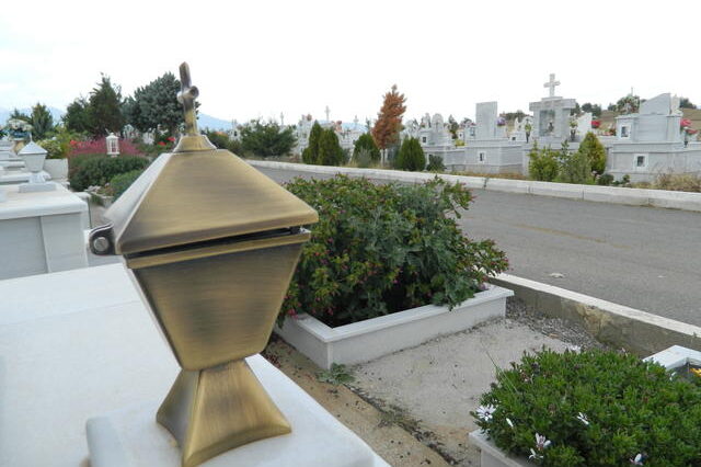 Έκλεψαν εξήντα καντήλια από κοιμητήριο