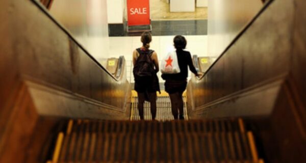 ΙΟΒΕ: Βουτιά στην καταναλωτική εμπιστοσύνη