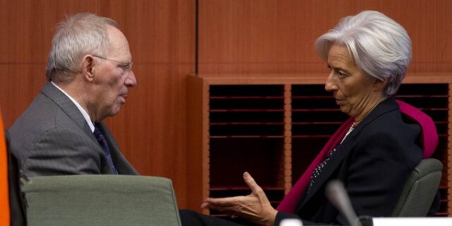 Η τρόικα ζητά δύο χρόνια επιμήκυνση για την Ελλάδα
