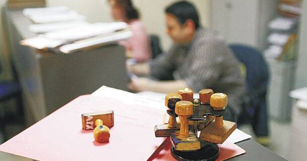 Ξεσκονίζουν μισθούς και πόθεν έσχες του δημοσίου