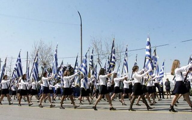 Συνθήματα υπέρ της Χρυσής Αυγής σε πρόβα παρέλασης δημοτικού