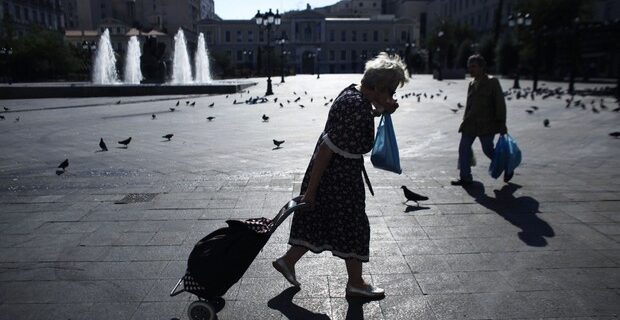 Bloomberg: Σε Ελλάδα και Ιρλανδία οι πιο χαμηλοί μισθοί το 2013