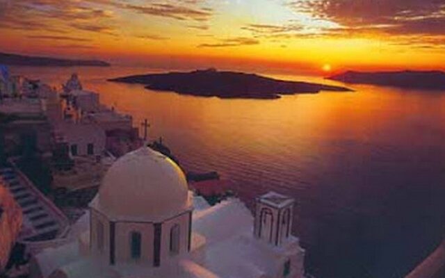 Η Σαντορίνη, ο καλύτερος προορισμός για μήνα του μέλιτος παγκοσμίως