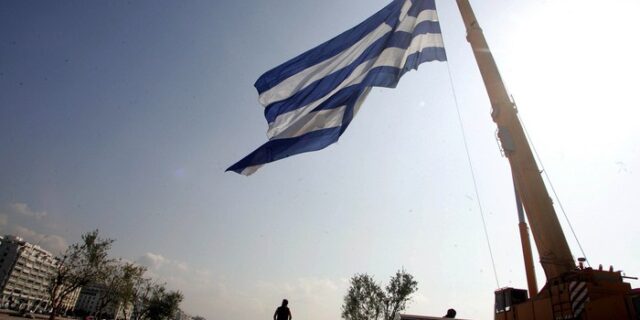 Η μεγαλύτερη ελληνική σημαία κυματίζει στη Θεσσαλονίκη
