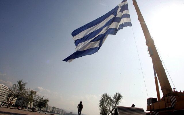 Η μεγαλύτερη ελληνική σημαία κυματίζει στη Θεσσαλονίκη