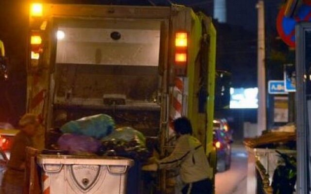 Πήγαν να μαζέψουν τα σκουπίδια και έπεσαν πάνω σε ένοπλους μεθυσμένους