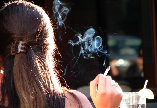 Διορθωμένη τροπολογία: 5 λεπτά ανά πακέτο 20 τσιγάρων, 7 λεπτά ανά καπνό 20 γραμμαρίων