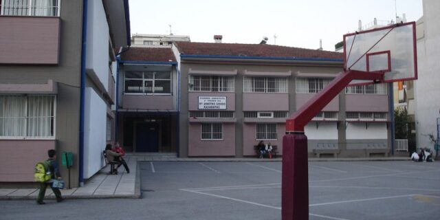 Σάλος στην Καλαμαριά: Ομογενής έστειλε 1 δισ. δολάρια σε σχολείο