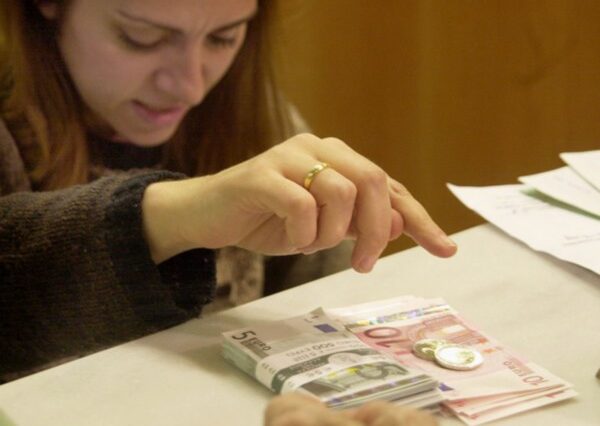 Σε ευνοϊκές ρυθμίσεις δανείων προσανατολίζεται η κυβέρνηση