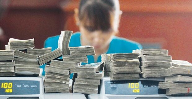 Εμπλοκή με τρόικα: Ζητά έκτακτη εισφορά σε τραπεζοϋπαλλήλους και μαχαίρι σε δώρα