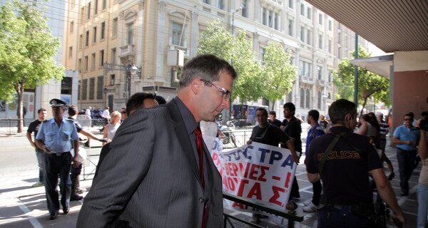 Ούτε βήμα πίσω στα εργασιακά από την τρόικα