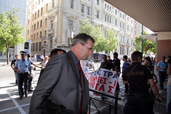 Ούτε βήμα πίσω στα εργασιακά από την τρόικα