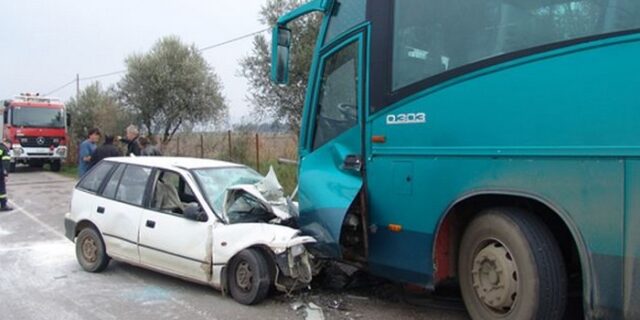 Σύγκρουση λεωφορείου του ΚΤΕΛ Ιωαννίνων με αυτοκίνητο