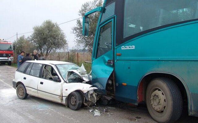 Σύγκρουση λεωφορείου του ΚΤΕΛ Ιωαννίνων με αυτοκίνητο