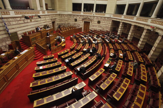 Υψηλοί τόνοι στη συζήτηση για τον προϋπολογισμό στη Βουλή