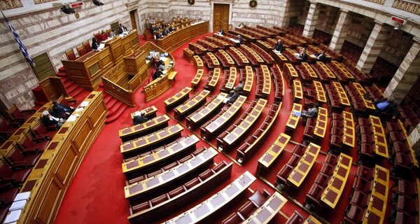 Σπατάλες 2 εκατ. ευρώ για το Ίδρυμα για τον Κοινοβουλευτισμό