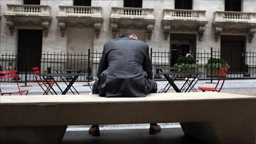 Απολύουν συνεχώς υπαλλήλους οι τράπεζες παγκοσμίως