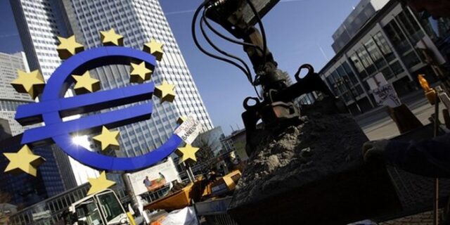 Η ΕΚΤ διαψεύδει τα σενάρια για νέο κούρεμα του χρέους