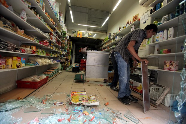 Ένταση στον Άγ. Παντελεήμονα – Επιθέσεις σε σπίτια μεταναστών και κατά δημοσιογράφου