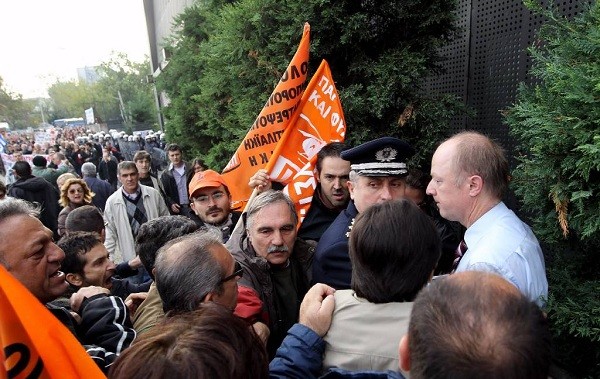 Συγγνώμη στο Γερμανό πρόξενο από υπάλληλο που του επιτέθηκε