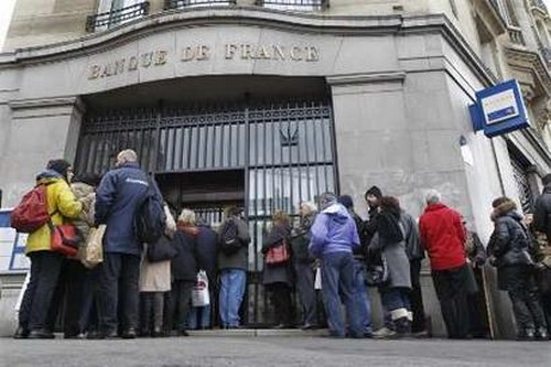 Στις τράπεζες χρωστά ένα στα δύο νοικοκυριά στη Γαλλία