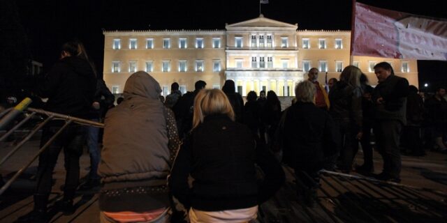 Financial Times: Η Ελλάδα δίνει μάχη για να πληρώσει τα ομόλογα των 5 δισ. ευρώ