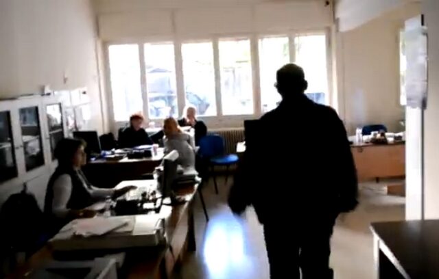 Δημαρχείο Τρικκαίων: “Ντροπή σας γαϊδούρες”