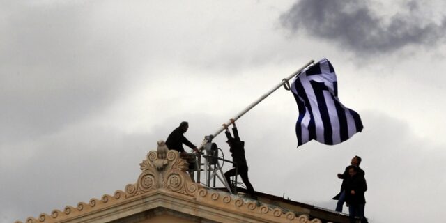 Bloomberg: “Η Ελλάδα θα χρεοκοπήσει”, λέει το 62% των ερωτηθέντων