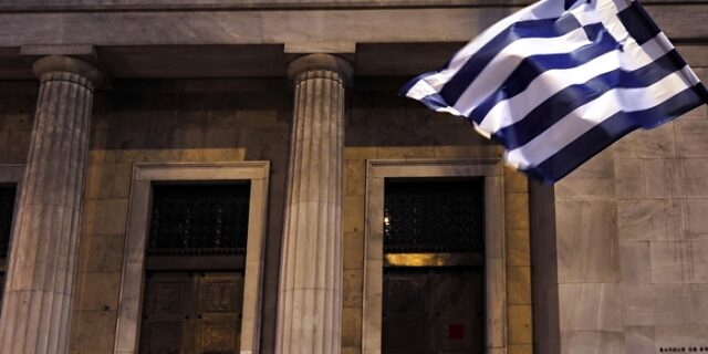 Financial Times: Ακόμα μια διαγραφή ελληνικού χρέους προ των πυλών