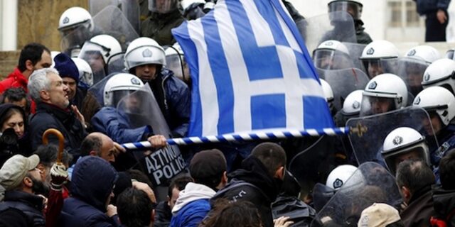 Bloomberg: Θέλετε να σώσετε την Ελλάδα; Μη την δανείζετε