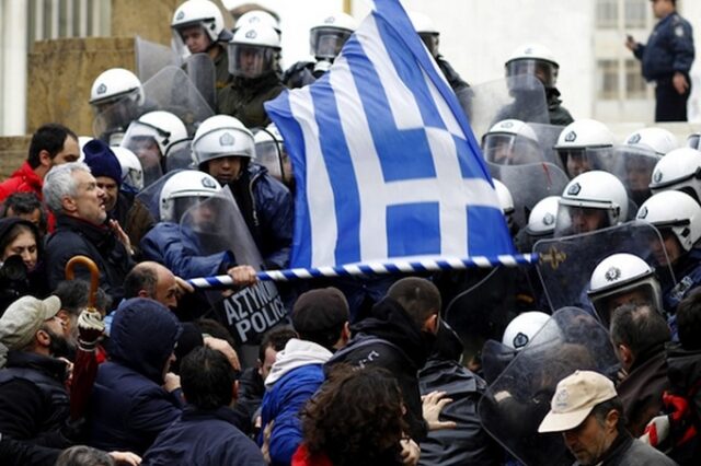 Bloomberg: Θέλετε να σώσετε την Ελλάδα; Μη την δανείζετε