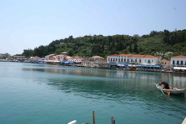 Εγκλωβισμένος τουρίστας στις ρόδες λεωφορείου