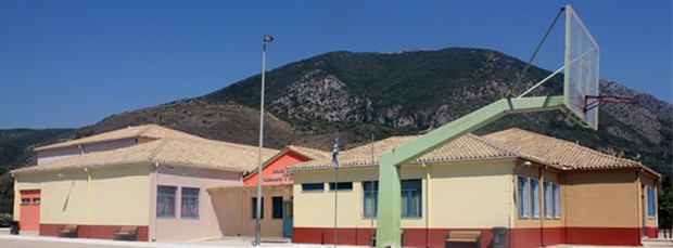 Στη θέση της η παιδαγωγός που τοποθέτησε αλβανικές σημαίες πριν την 28η Οκτωβρίου