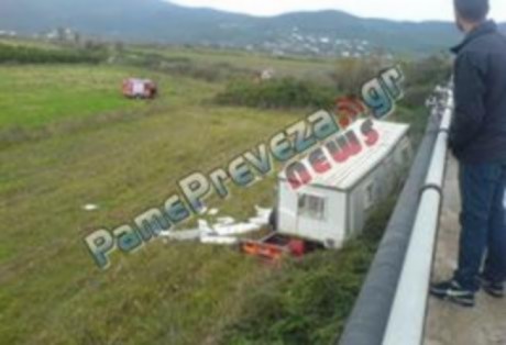 Πρέβεζα: Νταλίκα έπεσε από γέφυρα 7 μέτρων – Νεκρός ο οδηγός