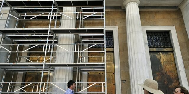 Οι δανειολήπτες εξυπηρέτησαν τα δάνεια τους επειδή φοβήθηκαν ‘κούρεμα’ καταθέσεων