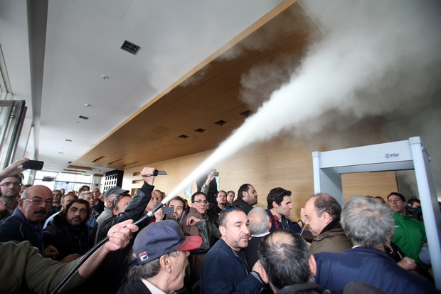Εισβολή μικροομολογιούχων στα γραφεία της ΝΔ