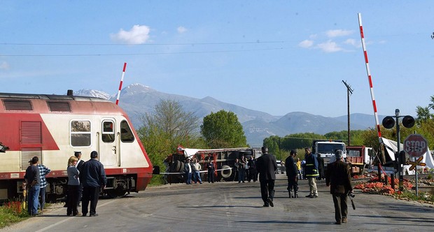 Μετωπική σύγκρουση φορτηγού με τρένο του ΟΣΕ – Μία νεκρή