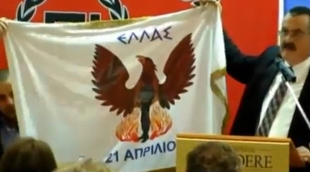 Με χειροκροτήματα ύψωσε τη σημαία της Χούντας ο Χρ. Παππάς της Χρυσής Αυγής