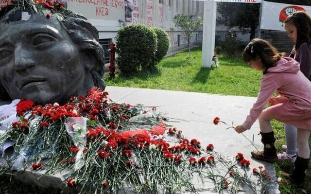 Μαρτυρία: “Από σφαίρες ελεύθερων σκοπευτών τα θύματα του Πολυτεχνείου”