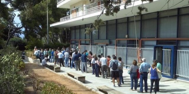 Ανήλικοι κάνουν χρυσές δουλειές με τα χαρτάκια προτεραιότητας