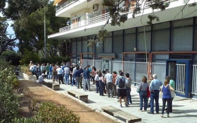 Ανήλικοι κάνουν χρυσές δουλειές με τα χαρτάκια προτεραιότητας