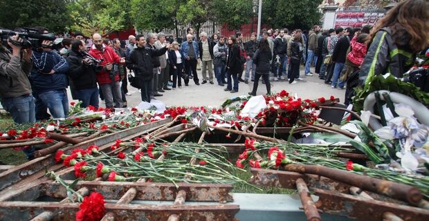 Κατάθεση στεφάνου στο Πολυτεχνείο από αντιπροσωπεία της ΔΗΜΑΡ