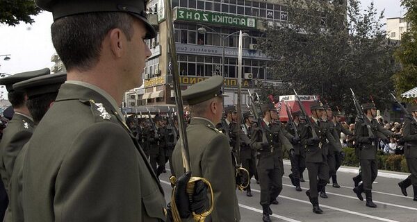Περικοπές στους μισθούς των στρατιωτικών