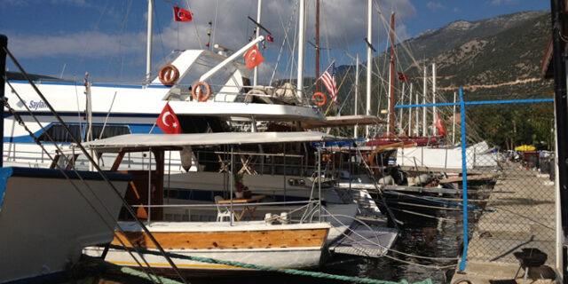 Η τσαλακωμένη τουρκική σημαία και ο έλεγχος των τουρκικών αρχών σε Καστελοριζιό