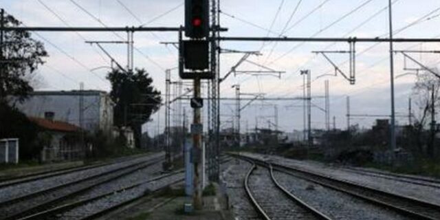 Σύγκρουση συρμού του προαστιακού με αυτοκίνητο στην Πάτρα