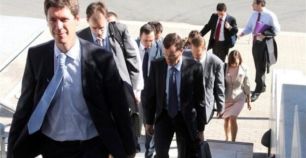Δημοσκόπηση: Έξι στους δέκα Ελληνοκύπριους θέλουν το μνημόνιο