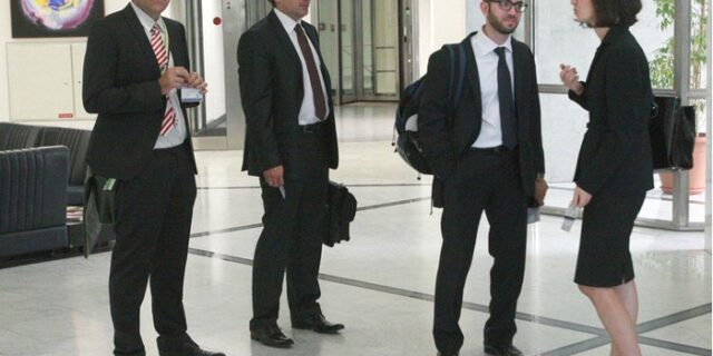 Η τρόικα σκληραίνει τη στάση της έναντι της Κυπριακής κυβέρνησης