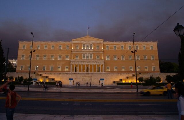 Συνεχίζουν την απεργία οι υπάλληλοι της Βουλής