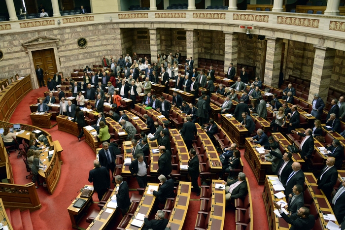 “Κύμα” συνταξιοδότησης στη Βουλή για να προλάβουν τις περικοπές